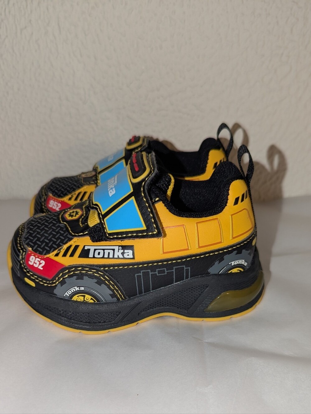 Tonka Shoes Hasbro Boys Size 5 Tonka Dump Truck Light Up Shoes